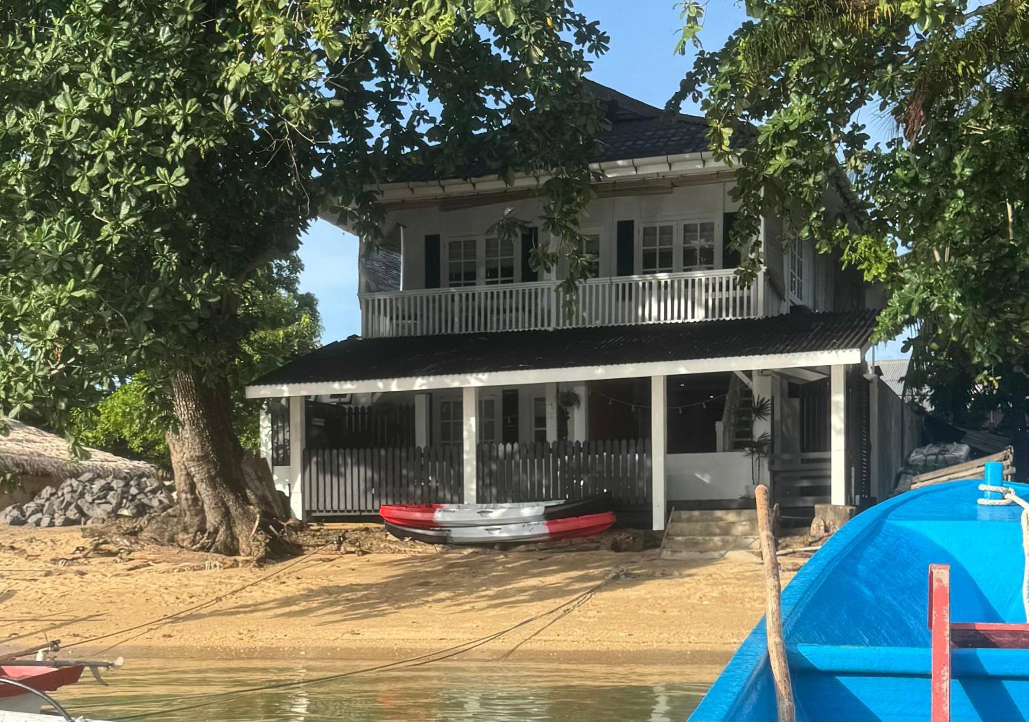 The White House On Bunaken Island Екстериор снимка